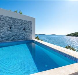 2 Bedroom Apartment with Shared Pool in Uvala Ljubljeva nr Trogir, Sleeps 4-5